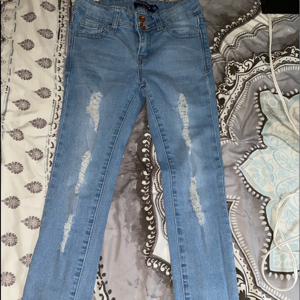 These jeans are in great condition.